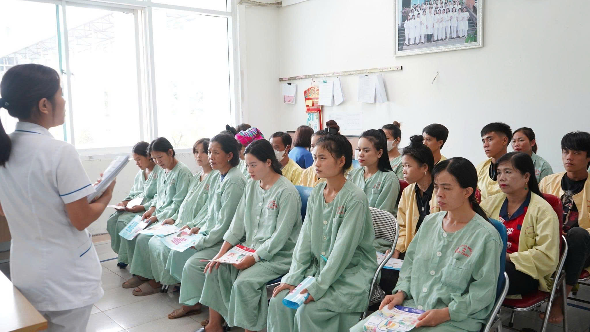 Cán bộ Trung tâm Kiểm soát bệnh tật tỉnh Lai Châu tuyên truyền cho bà mẹ các lợi ích của việc nuôi con bằng sữa mẹ. Ảnh: TTKSBTLC