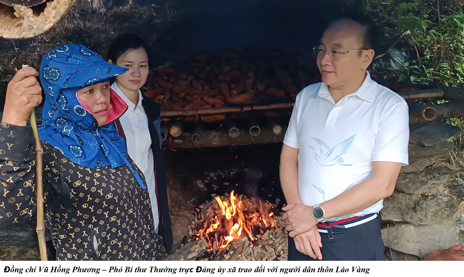 Đồng chí Vũ Hồng Phương - Phó Bí thư Thường trực Đảng ủy xã trao đổi với người dân thôn Láo Vàng. (Ảnh truyền thông khu vực Bát Xát)