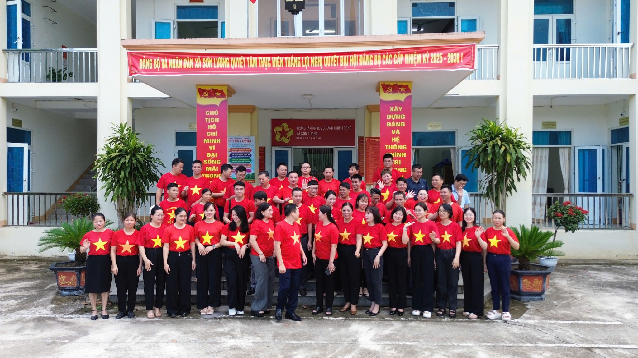 Lễ chào cờ đầu tuần tại xã Sơn Lương sau Đại hội Đảng bộ xã lần thứ Nhất. 