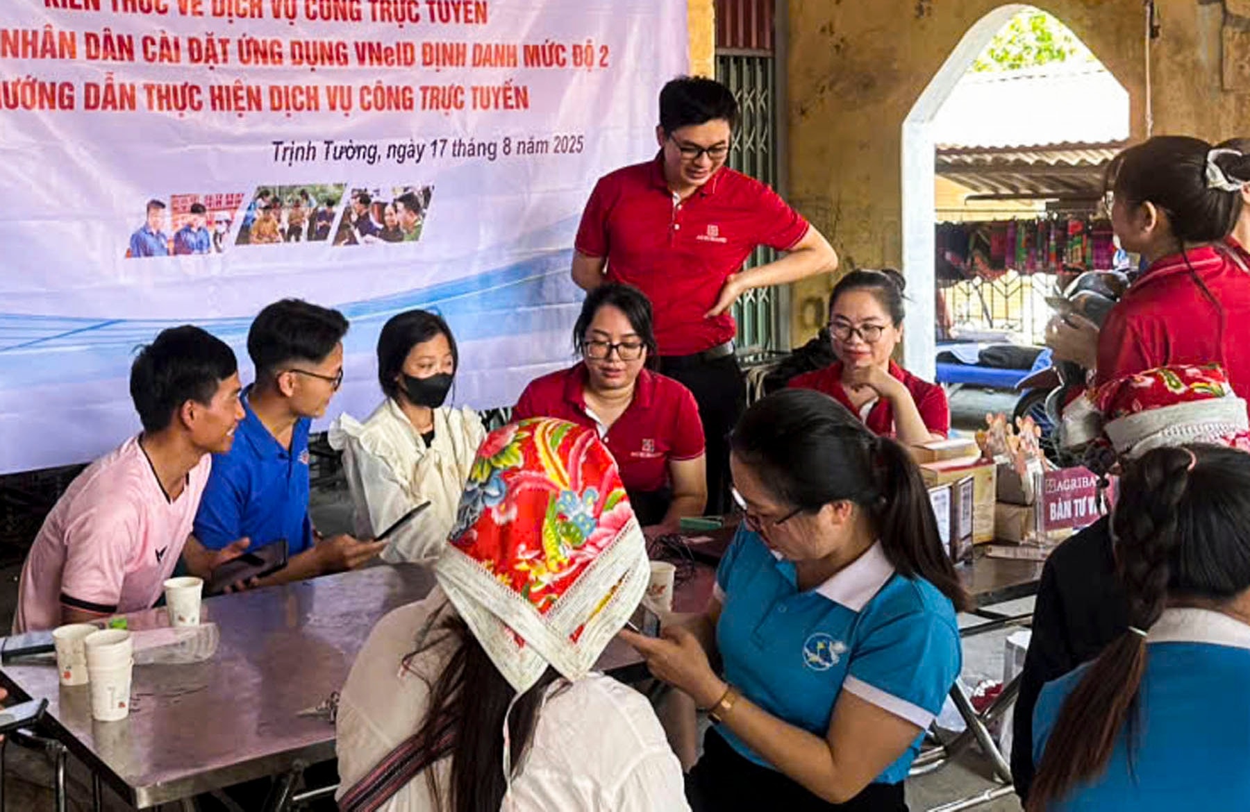 MTTQ xã Trịnh Tường đẩy mạnh hỗ trợ người dân sử dụng dịch vụ công trực tuyến. (Ảnh truyền thông khu vực Bát Xát)