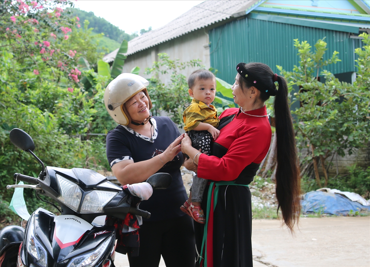 Cô Vỵ luôn ân cần, niểm nở đón các em từ ngoài cổng Thôn