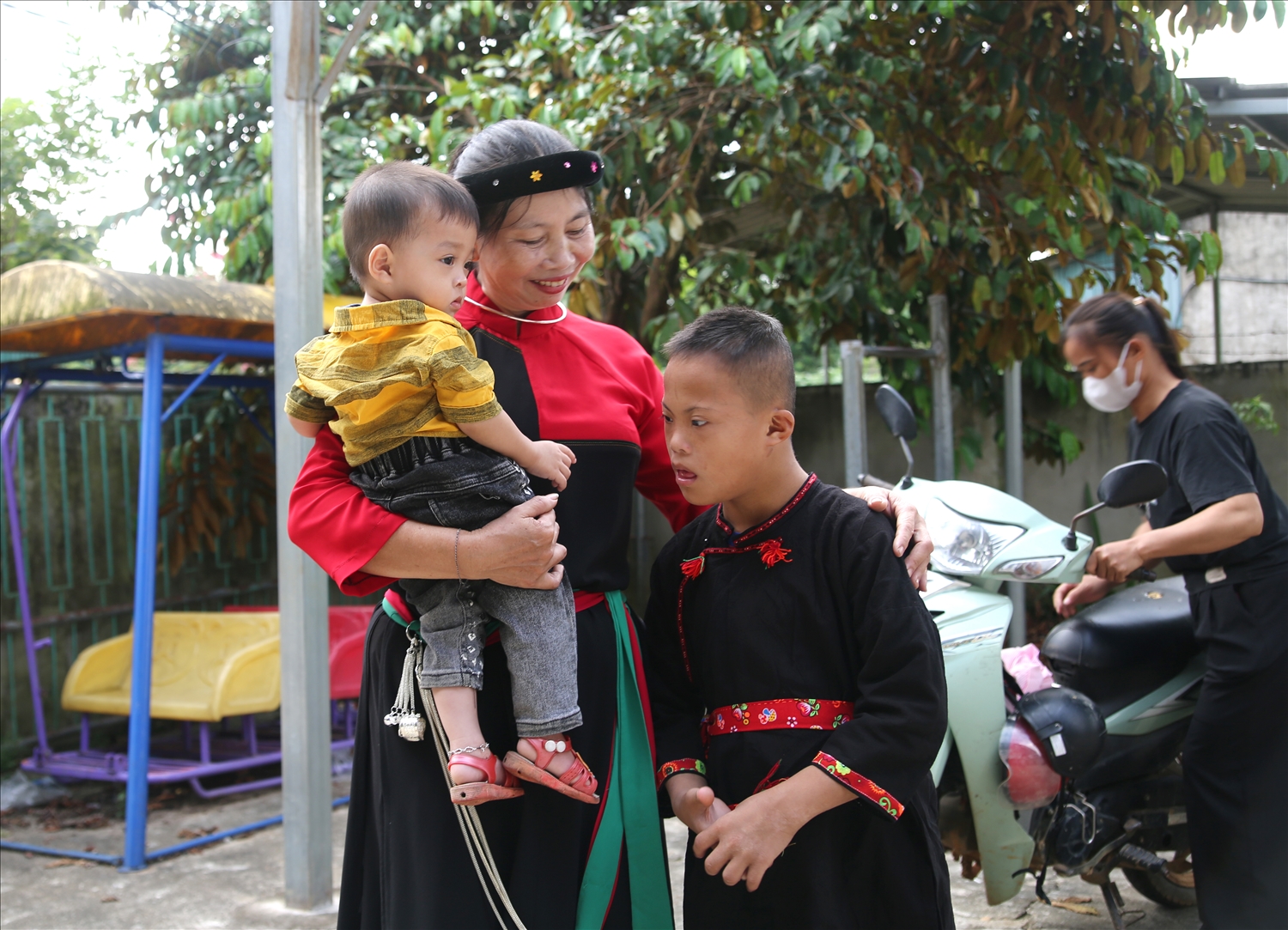 Động viên, an ủi các em trước khi vào lớp học