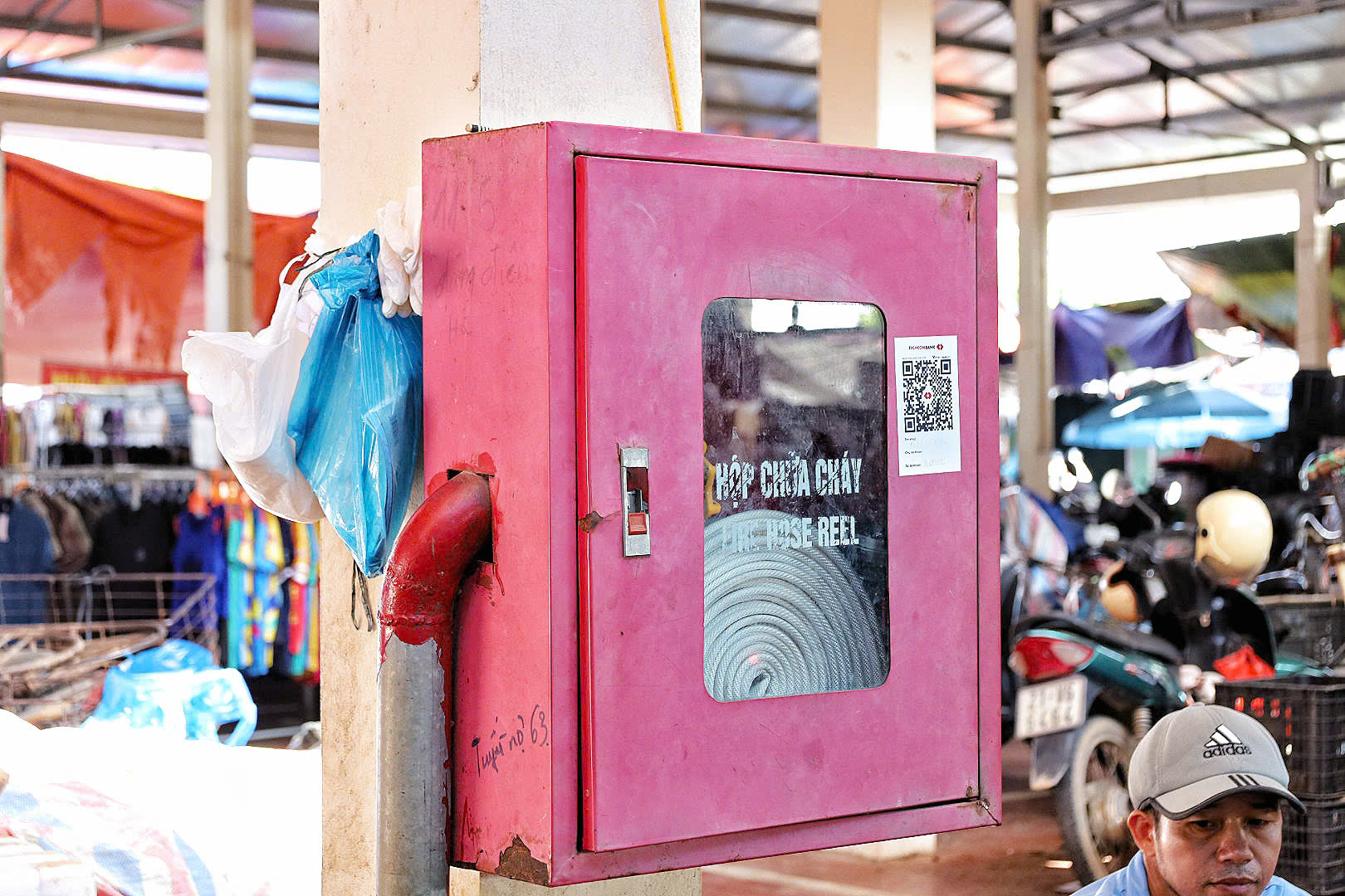 Khung cảnh tấp nập kẻ bán người mua tại chợ Bến Đò 8 Chợ được trang bị đầy đủ phòng cháy chữa cháy.