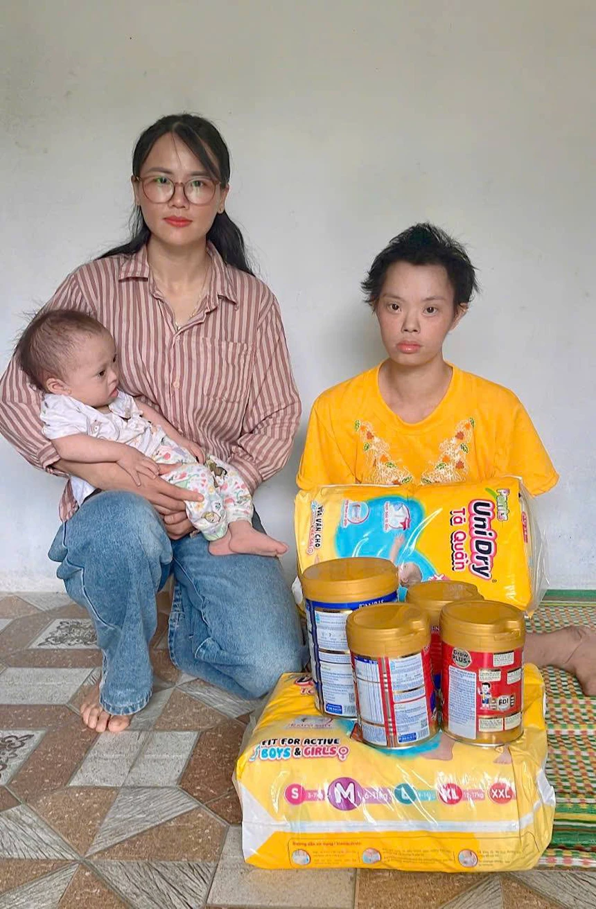 Hội LHPN xã Lâm Giang đã đến thăm hỏi và trao quà cho bé Đặng Văn An