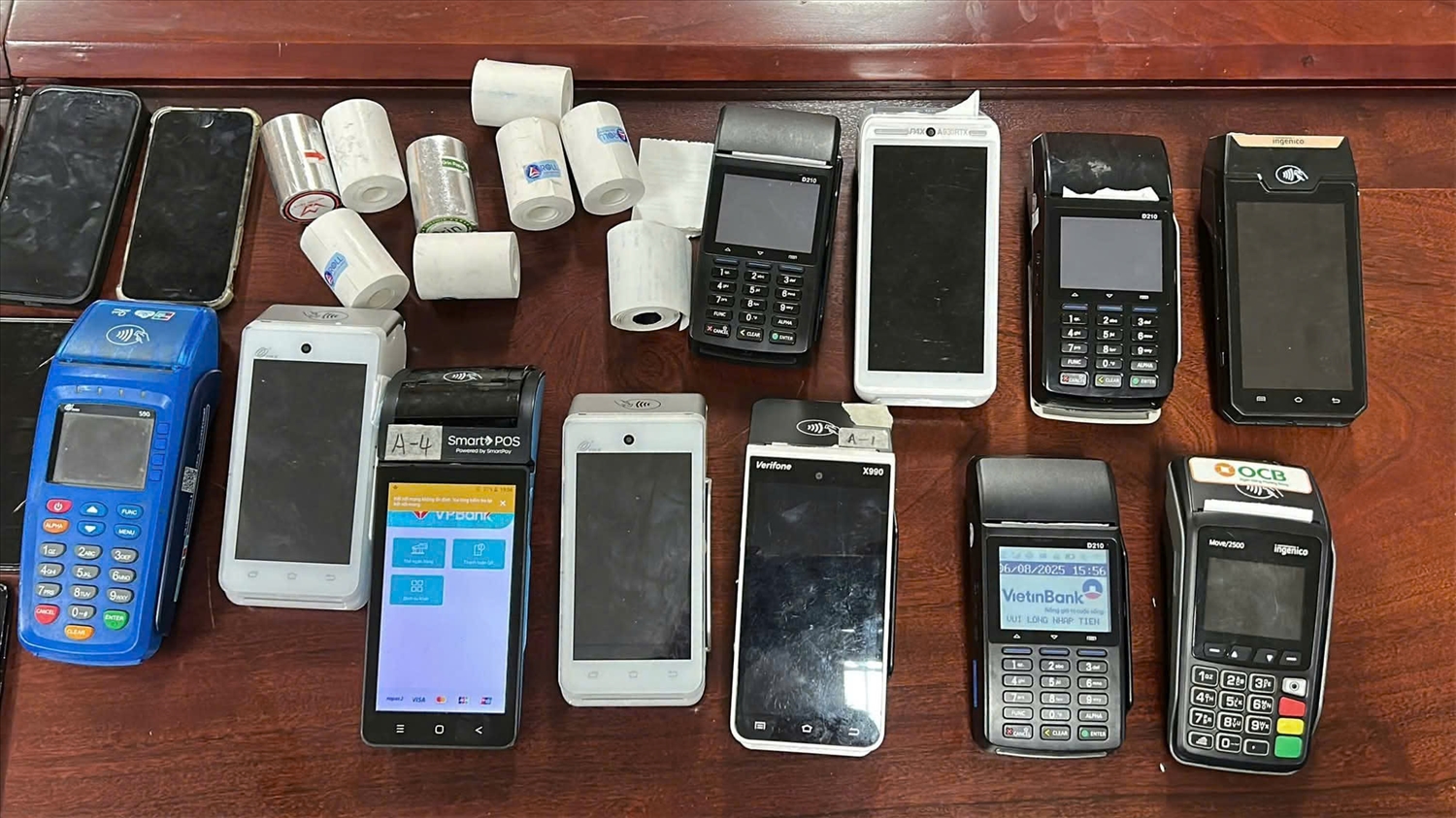 Đà Nẵng: Bắt nhóm người nước ngoài chiếm đoạt 30 tỷ đồng qua thẻ thanh toán quốc tế 1 Tang vật được thu giữ để phục vụ điều tra. (Ảnh Công an Đà Nẵng)