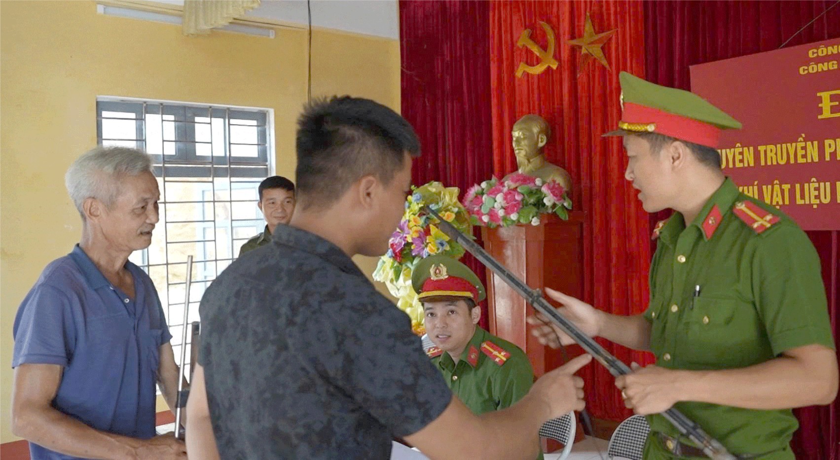 Người dân giao nộp vũ khí tự chế (ảnh CTTĐT công an tỉnh Lào Cai )