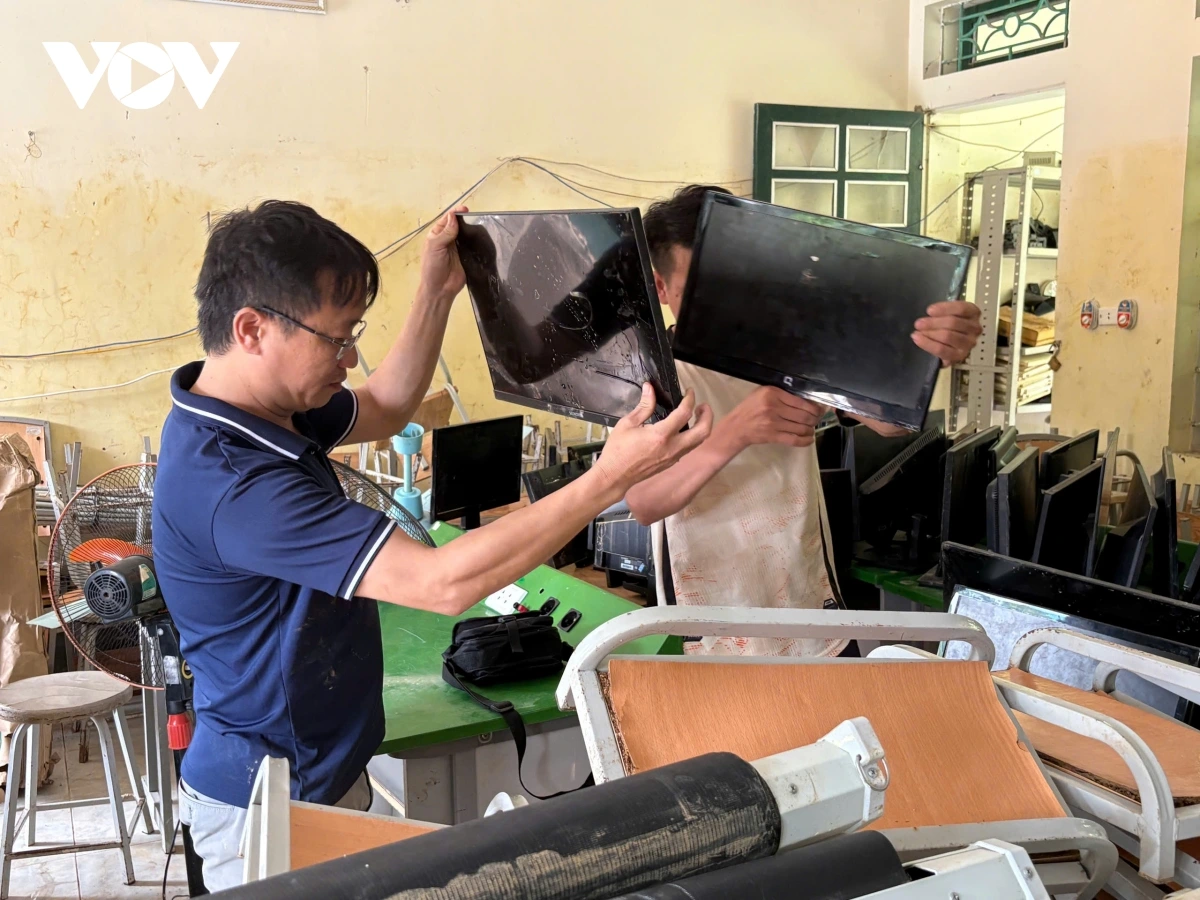 Các thiết bị điện tử bị ngâm nước nhiều giờ đã hư hỏng hoàn toàn.