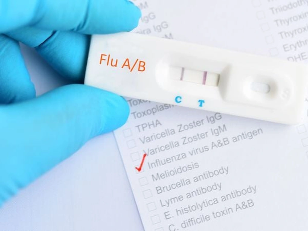Thời tiết thất thường, gia tăng nguy cơ mắc cúm 3 Các chủng cúm mùa A(H1N1), cúm B, H3N2 đa phần là lành tính, tự khỏi chỉ có một tỉ lệ rất nhỏ diễn tiến bệnh nặng lên (Ảnh: Istock).