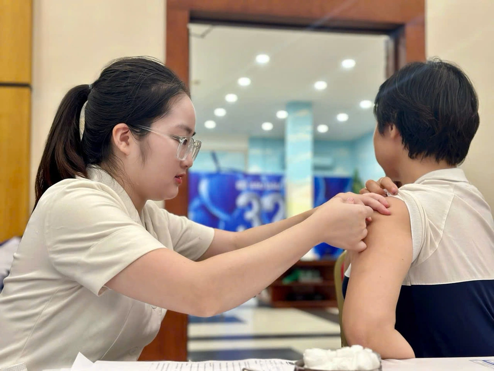 Thời tiết thất thường, gia tăng nguy cơ mắc cúm 4 Các nhóm ưu tiên tiêm vaccine phòng cúm gồm người cao tuổi, người có bệnh nền, phụ nữ mang thai, trẻ nhỏ dưới 5 tuổi... (Ảnh: H.K).