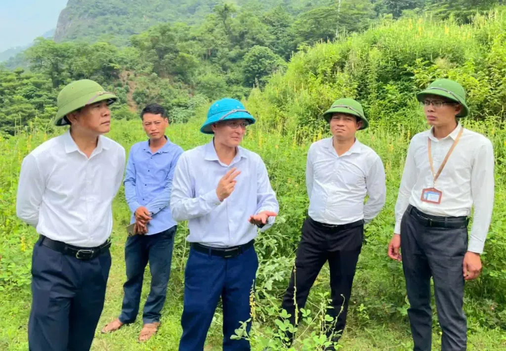 Lãnh đạo 2 xã đi khảo sát, kiểm tra tại khu đất thôn Nậm Lang xã Mường Bo