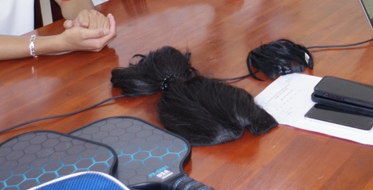 "Đạo cụ" đóng giả phụ nữ dàn dựng "cảnh nóng" trên xe Mercedes - Ảnh: LÊ PHƯỢNG - TRUNG DŨNG