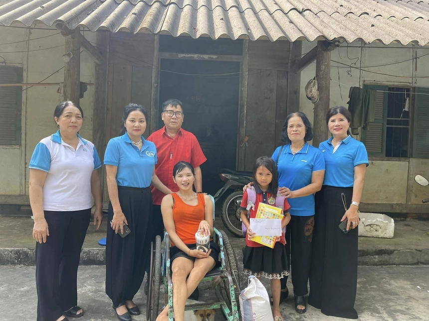 Hội LHPN phường Lào Cai và KDC tổ 30, Trần Đăng Ninh trao quà và đồ dùng học tập cho em nhỏ mồ côi