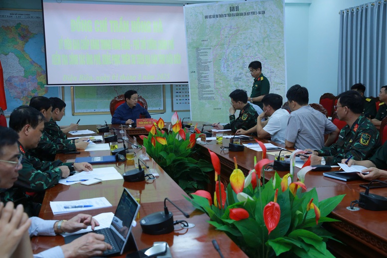 Phó Thủ tướng Trần Hồng Hà nghe các lực lượng báo cáo công tác cứu hộ, khắc phục hậu quả do lũ quét, sạt lở đất gây thiệt hại nghiêm trọng về người, tài sản ở Điện Biên - Ảnh: VGP/Đình Nam