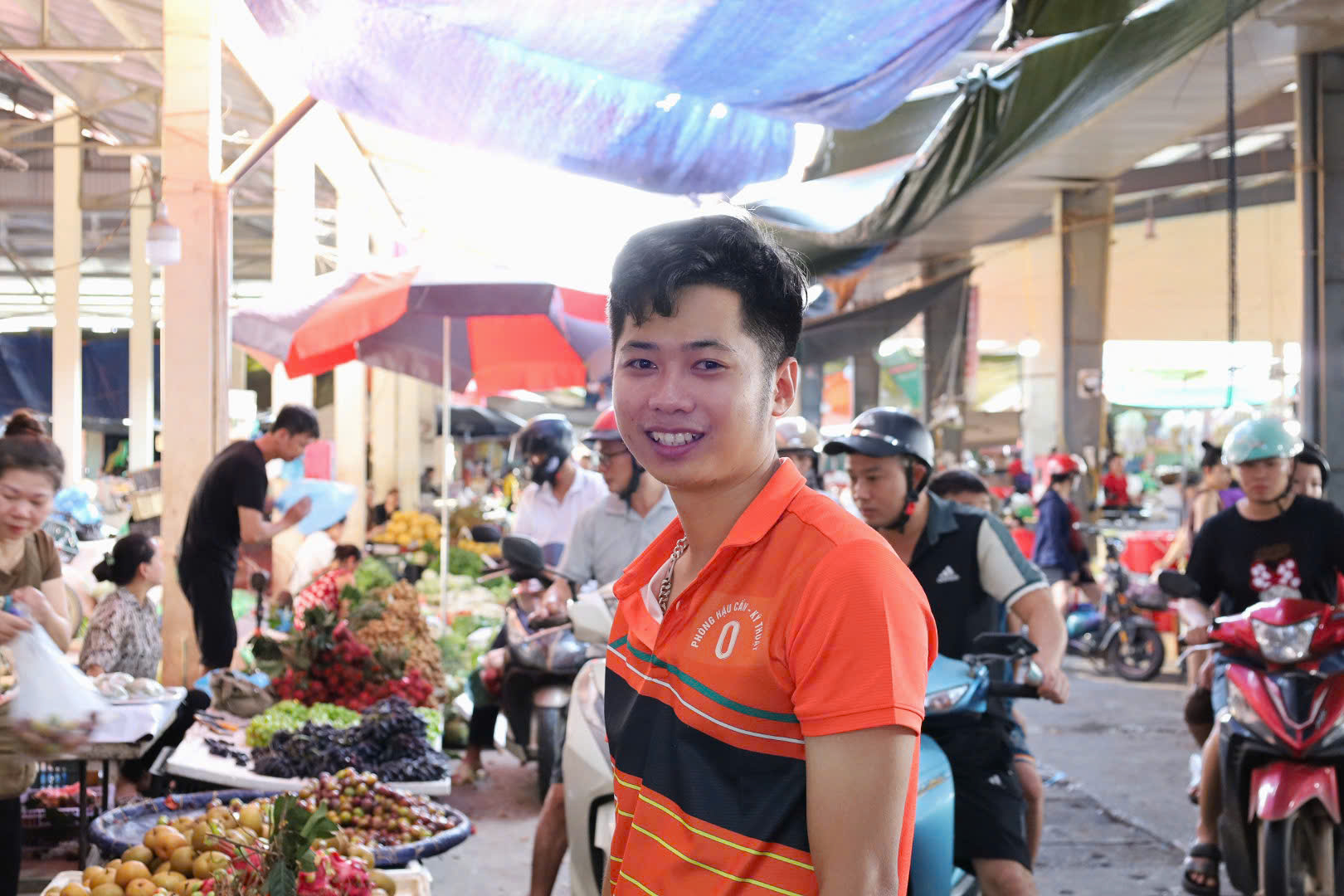 Khung cảnh tấp nập kẻ bán người mua tại chợ Bến Đò 4 Anh Nguyễn Tuấn Anh, khách hàng thường xuyên tại chợ Bến Đò.