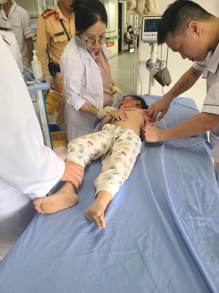 Người chiến sĩ công an bế bé gái gặp nạn đến bệnh viện, hành động đẹp lay động lòng người 4 Em bé được cấp cứu kịp thời