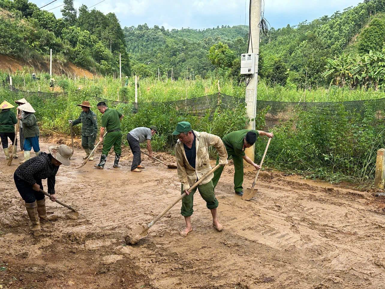Cắm biển cảnh báo và khắc phục điểm sạt lở, đảm bảo an toàn giao thông của Công an xã Bảo Thắng (ảnh CTTĐT công an tỉnh Lào Cai )