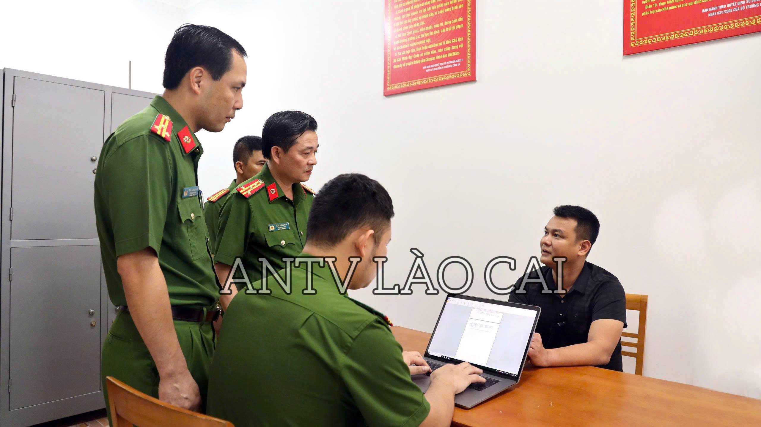 Công an tỉnh Lào Cai triệt phá đường dây lừa đảo chiếm đoạt tài sản quy mô toàn quốc với giao dịch lên tới hàng chục nghìn tỷ đồng qua hình thức huy động đầu tư tài chính vào đồng tiền điện tử ảo 7 Đồng chí Đại tá Trần Quốc Huy, Phó Giám đốc Công an tỉnh, Thủ trưởng Cơ quan Cảnh sát điều tra Công an tỉnh đấu tranh với đối tượng cầm đầu đường dây