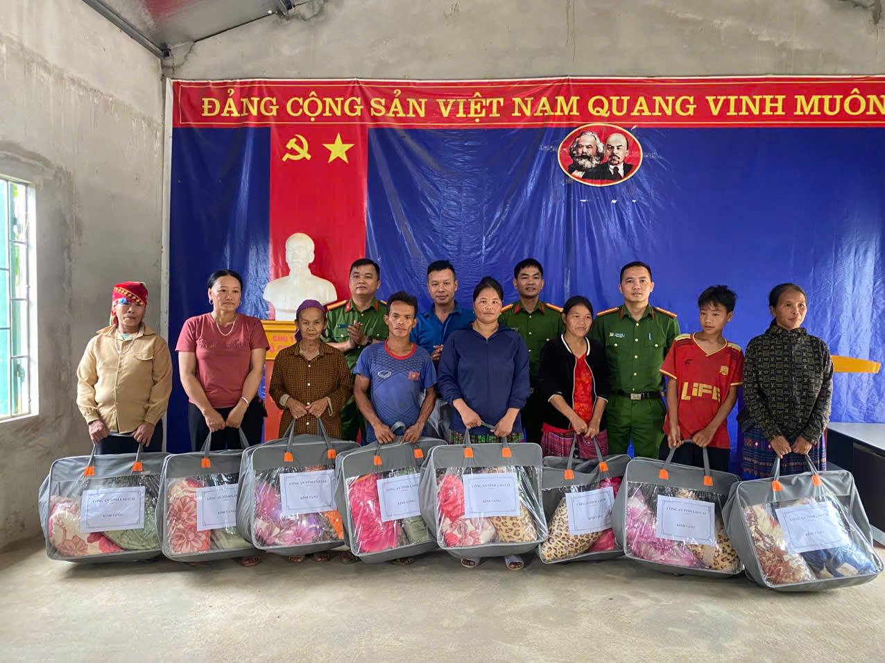 30 suất quà đến tay các hộ nghèo ( ảnh CTTĐT công an tỉnh Lào Cai )