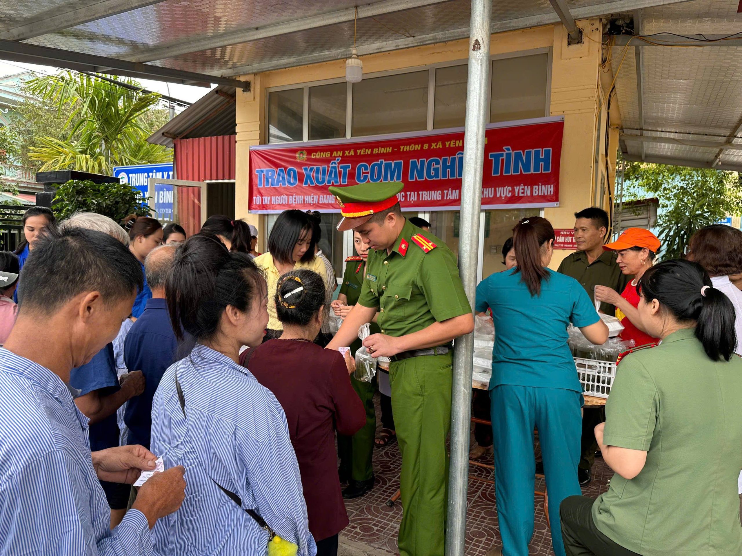 Công an trao những suất cơm nghĩa tình gửi tới bệnh nhân nghèo (ảnh CTTĐT công an tỉnh Lào Cai )