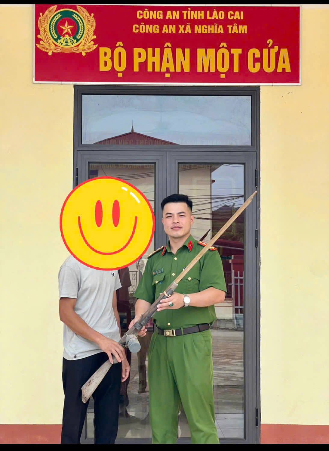 Nhiều người dân trên địa bàn đã tự giác giao nộp vũ khí cho lực lượng công an ( ảnh CTTĐT công an tỉnh Lào Cai )