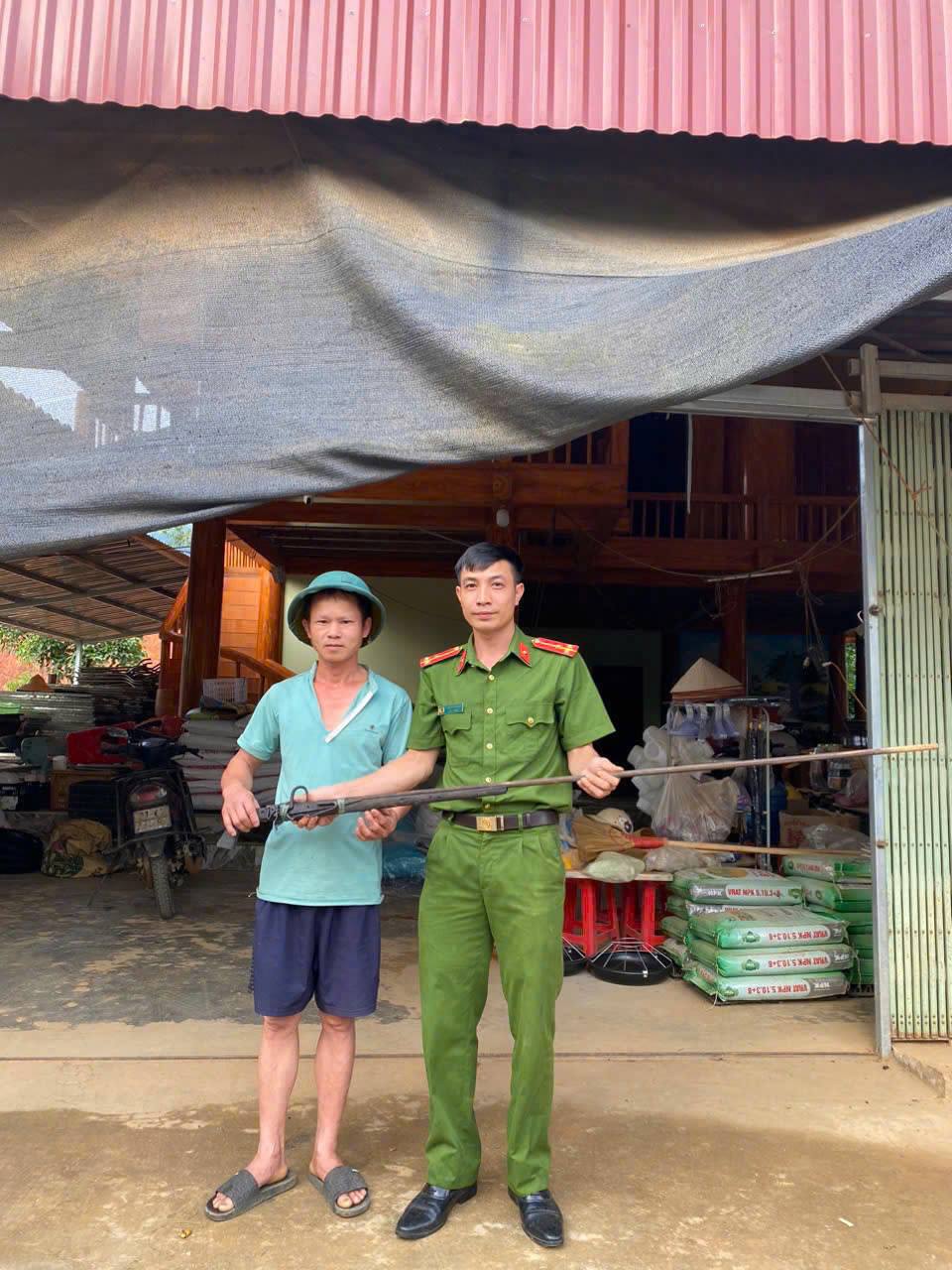 Nhiều người dân trên địa bàn đã tự giác giao nộp vũ khí cho lực lượng công an ( ảnh CTTĐT công an tỉnh Lào Cai )