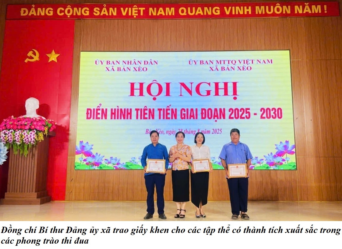 Bản Xèo: Tuyên dương 3 tập thể, 5 cá nhân điển hình giai đoạn 2025 – 2030 10 Đồng chí Bí thư Đảng ủy xã trao giấy khen cho các tập thể có thành tích xuất sắc trong các phong trào thi đua. (Ảnh truyền thông khu vực Bát Xát)