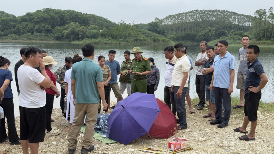 Nam sinh lớp 11 đuối nước thương tâm tại hồ Thác Bà, Lào Cai. 1 Nam sinh lớp 11 đuối nước thương tâm tại hồ Thác Bà.