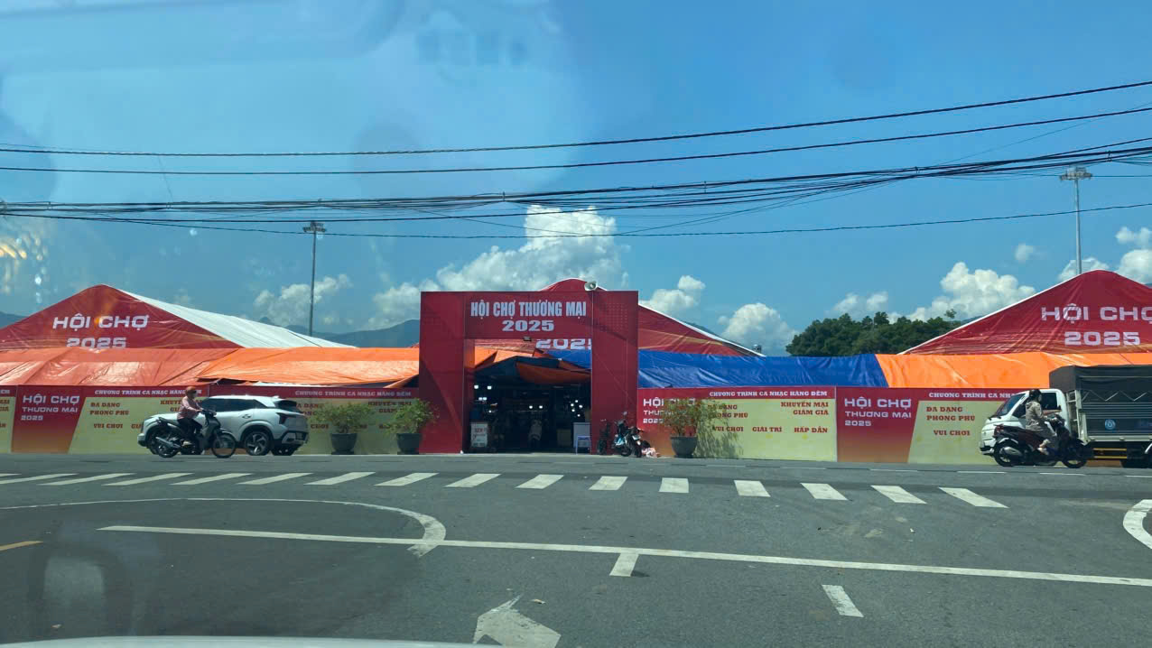 Hội chợ thương mại và ẩm thực tại Quảng trường Ngô Quyền