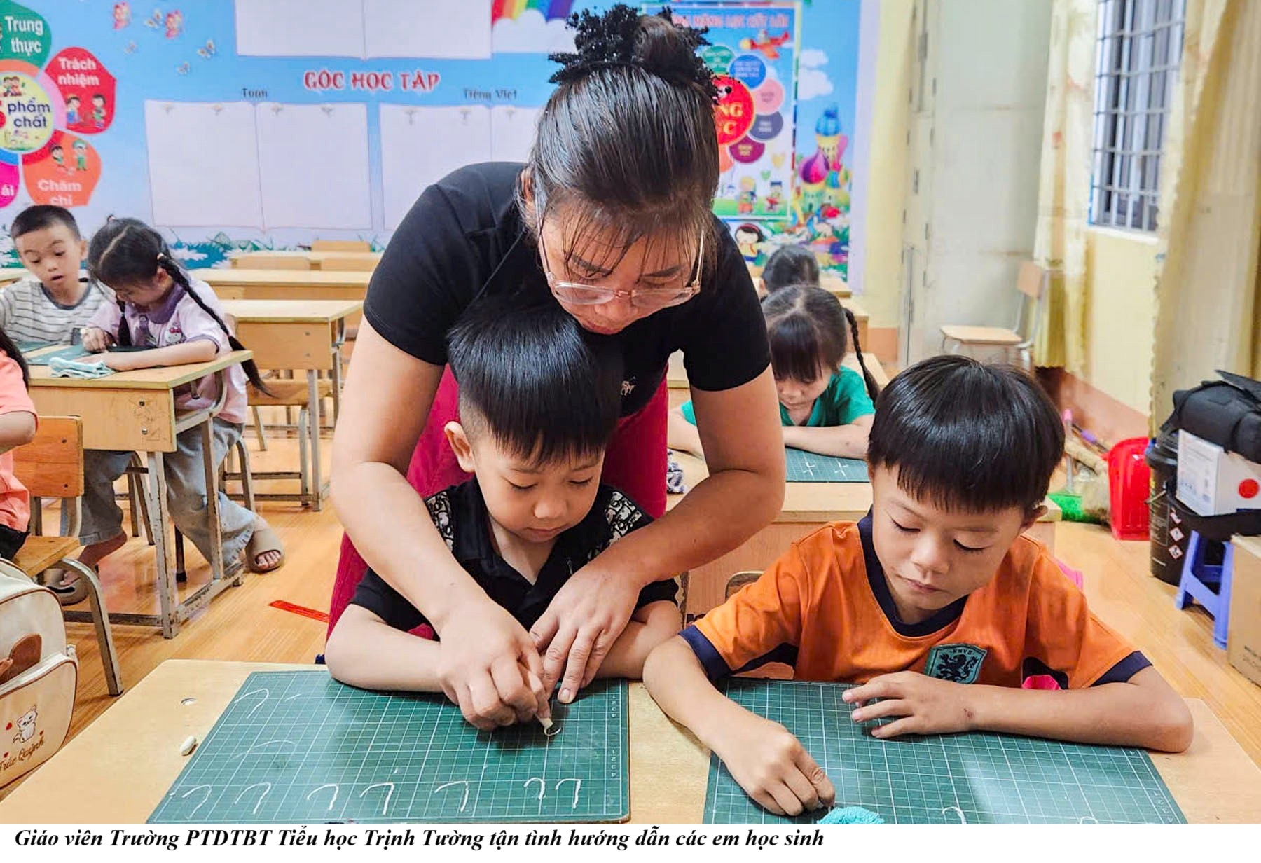 Giáo viên Trường PTDTBT Tiểu học Trịnh Tường tận tình hướng dẫn các em học sinh. (Ảnh truyền thông khu vực Bát Xát)