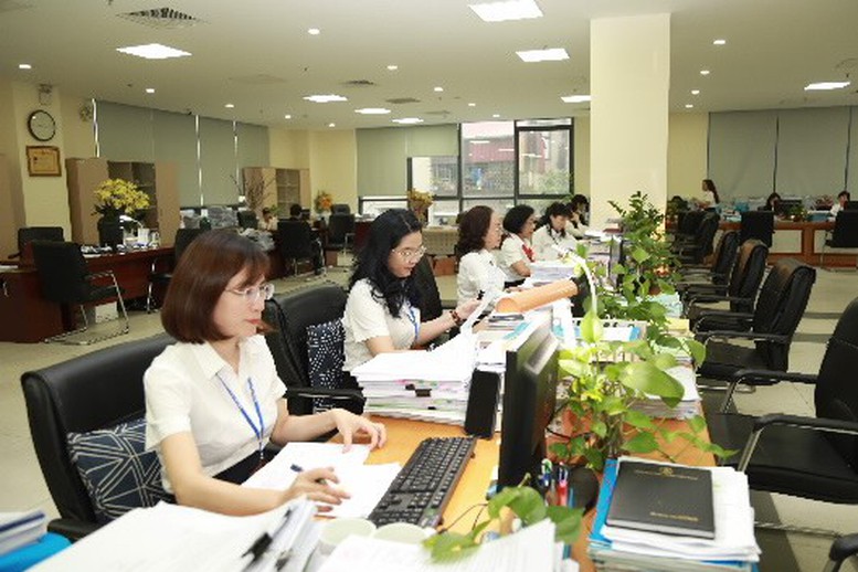 Kho bạc làm việc xuyên lễ, phối hợp chi trả quà Quốc khánh cho người dân 1 Để đảm bảo tiến độ, KBNN yêu cầu các đơn vị trực thuộc bố trí công chức (bao gồm cả lãnh đạo và chuyên viên) làm việc xuyên suốt kỳ nghỉ lễ Quốc khánh từ ngày 30/8/2025 đến ngày 02/9/2025.