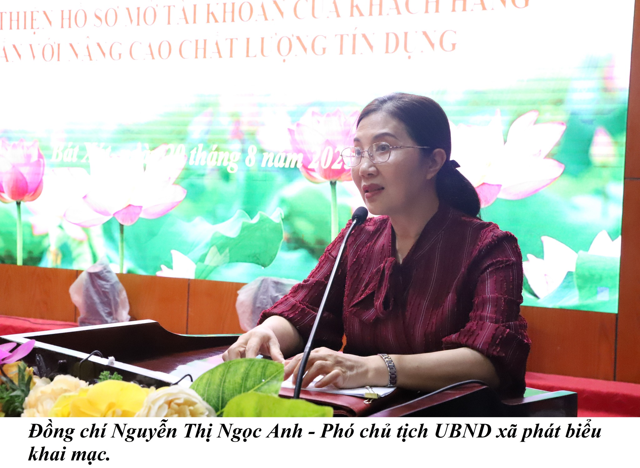 Đồng chí Nguyễn Thị Ngọc Anh - Phó chủ tịch UBND xã phát biểu khai mạc. (Ảnh truyền thông khu vực Bát Xát)