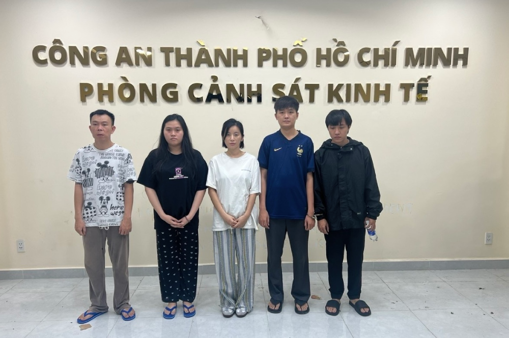 'Miss Audition' Ngọc Anh cầm đầu đường dây buôn bán khí cười tại TP.HCM 3 Các đối tượng bị khởi tố, trong đó Miss Audition Ngọc Anh (áo trắng, ở giữa). Ảnh: Công an cung cấp.