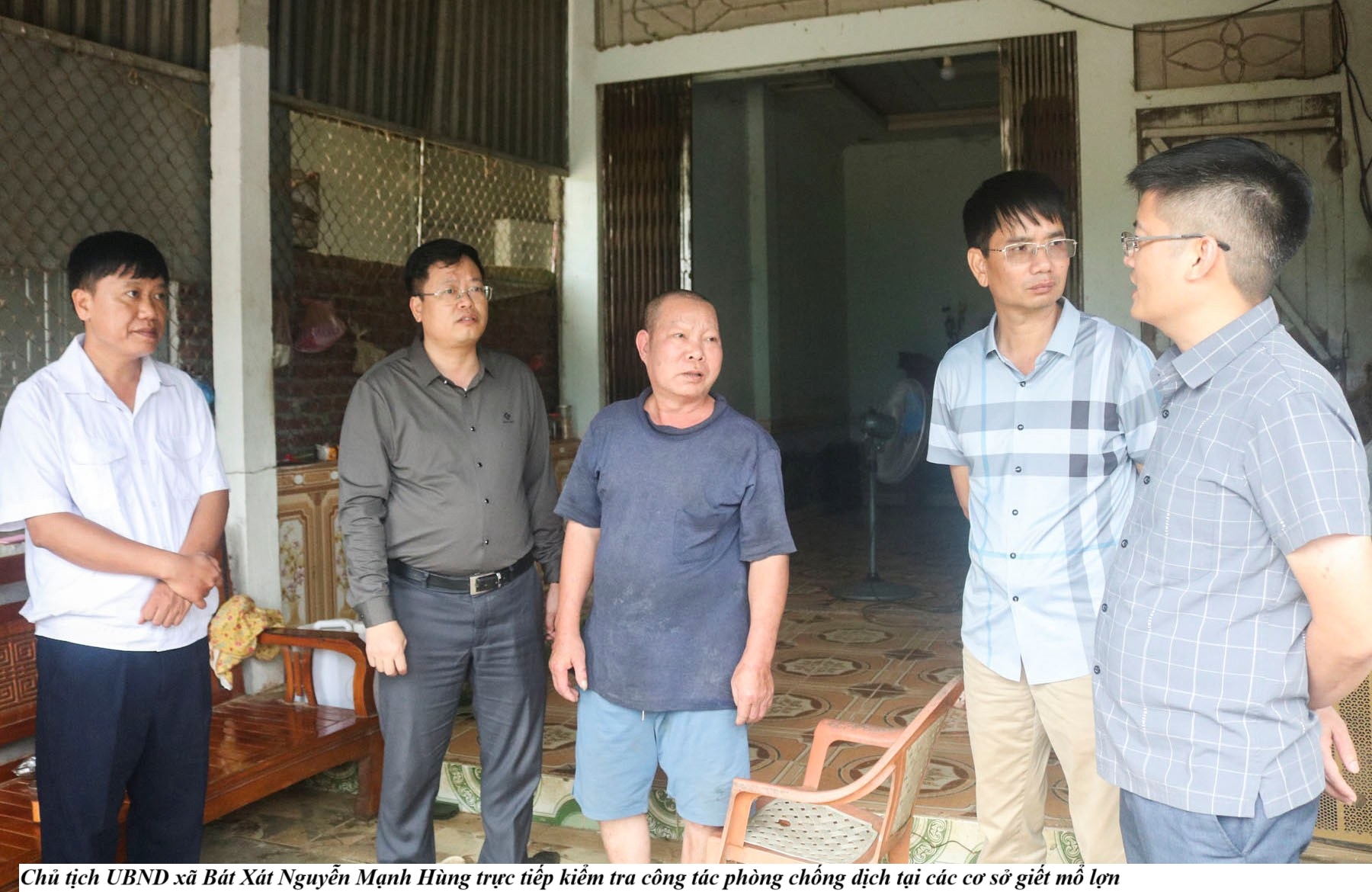 Chủ tịch UBND xã Bát Xát Nguyễn Mạnh Hùng trực tiếp kiểm tra công tác phòng chống dịch tại các cơ sở giết mổ lợn,. (Ảnh truyền thông khu vực Bát Xát)