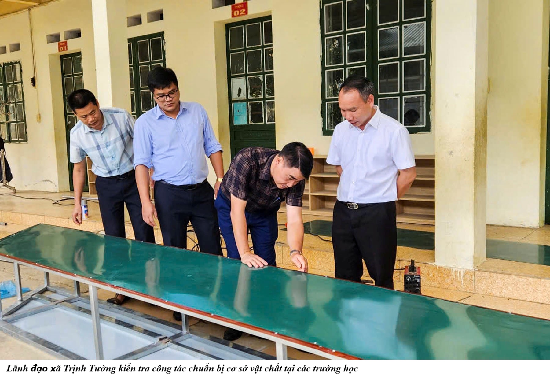 Lãnh đạo xã Trịnh Tường kiểm tra công tác chuẩn bị cơ sở vật chất tại các trường học. (Ảnh truyền thông khu vực Bát Xát)