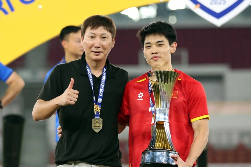 HLV Kim Sang Sik lập thành tích vô tiền khoáng hậu (Ảnh: VFF).