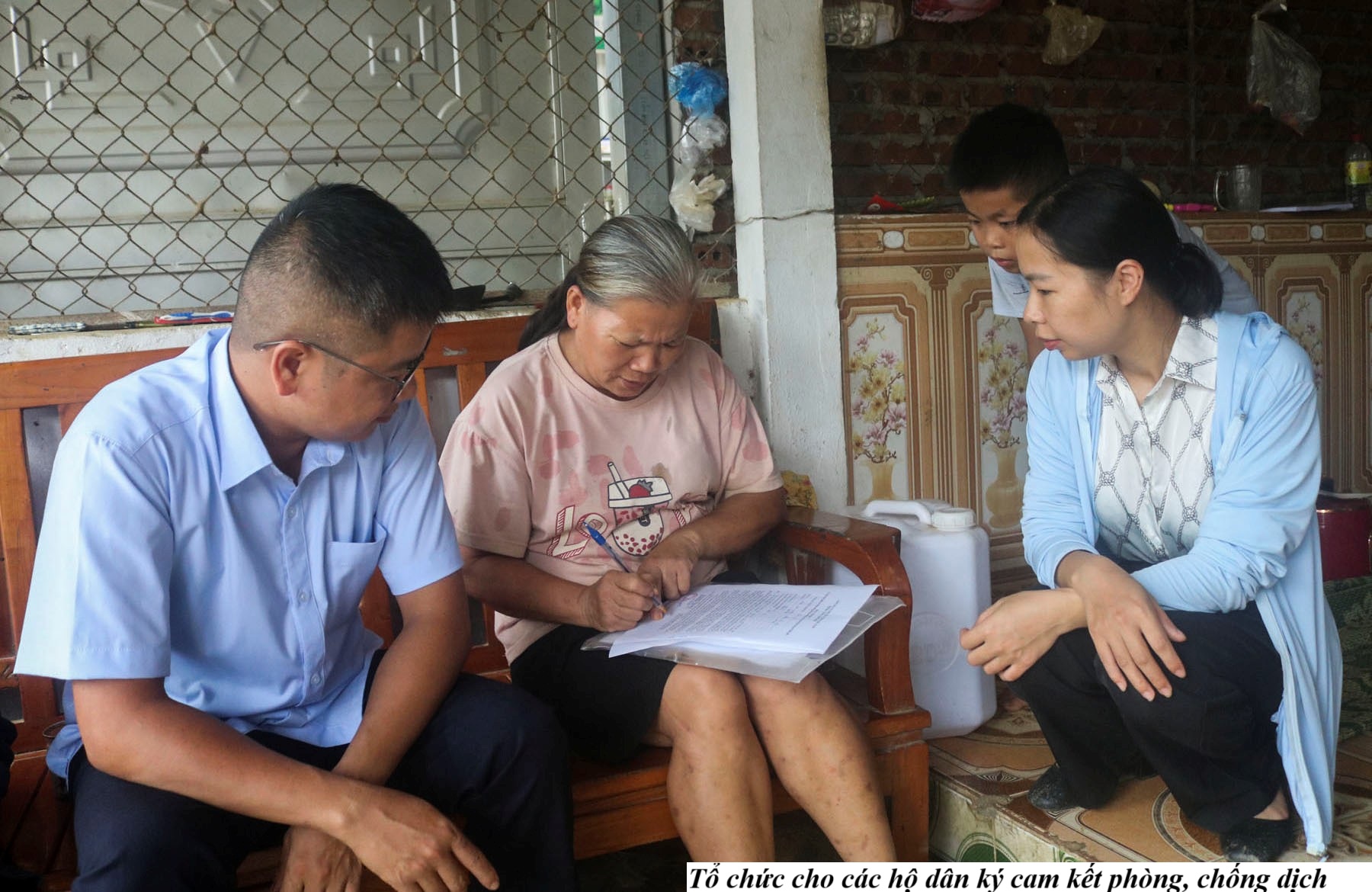 Tổ chức cho các hộ dân ký cam kết phòng, chống dịch. (Ảnh truyền thông khu vực Bát Xát)