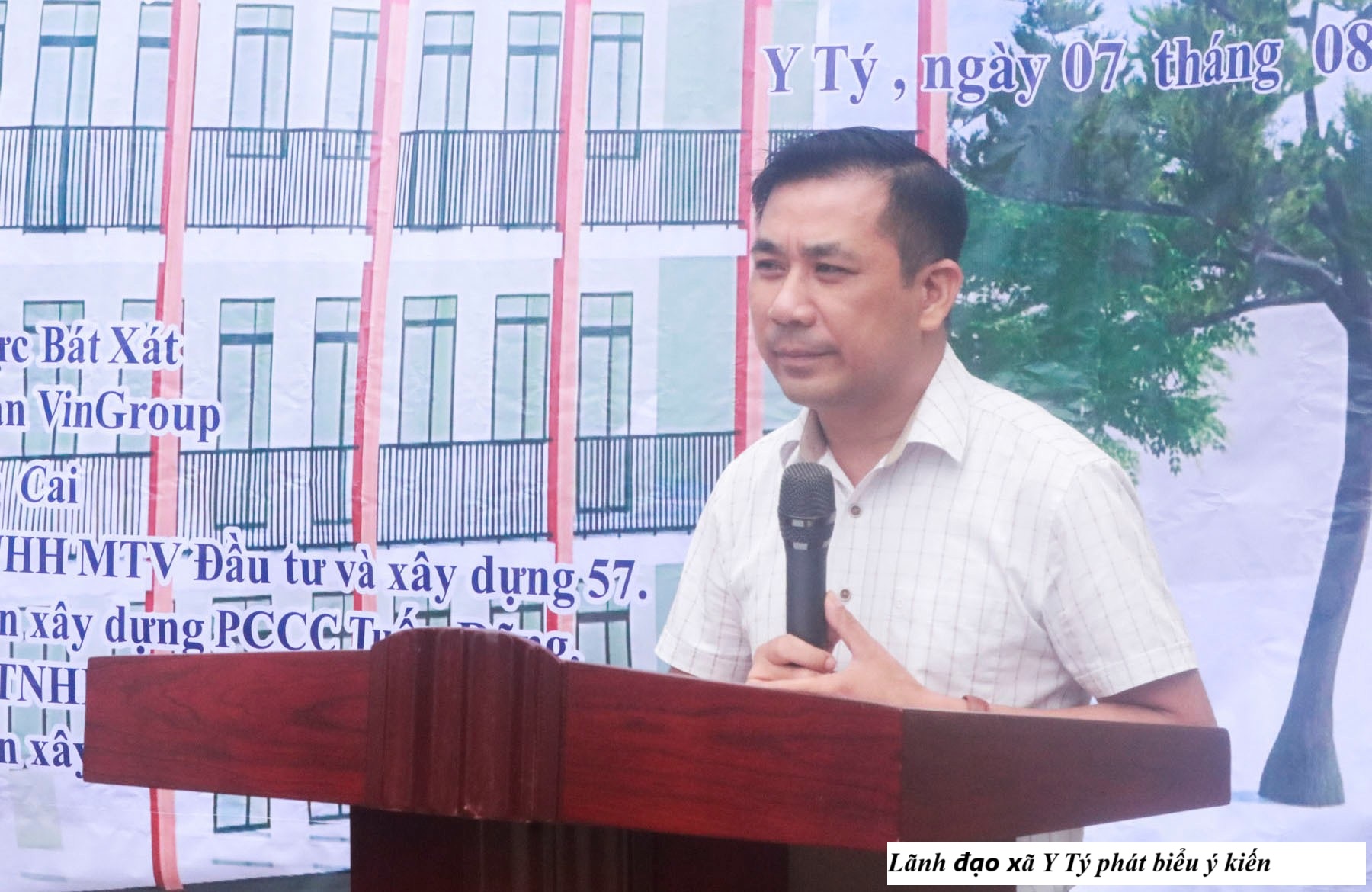 Y Tý khởi công hai dự án trọng điểm phục hồi sau thiên tai với sự đồng hành từ Quỹ Thiện Tâm 2 Lãnh đạo xã Y Tý phát biểu ý kiến, (Ảnh truyền thông khu vực Bát Xát)