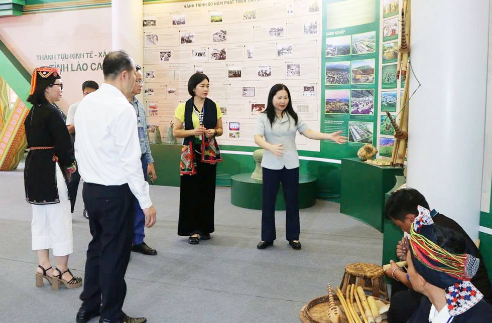 Lào Cai sẵn sàng cho Triển lãm thành tựu Đất nước 4 Đồng chí Vũ Thị Hiền Hạnh - Phó Chủ tịch UBND tỉnh Lào Cai kiểm tra, chỉ đạo thi công và hoàn thiện không gian trưng bày của tỉnh tại Triển lãm Thành tựu đất nước