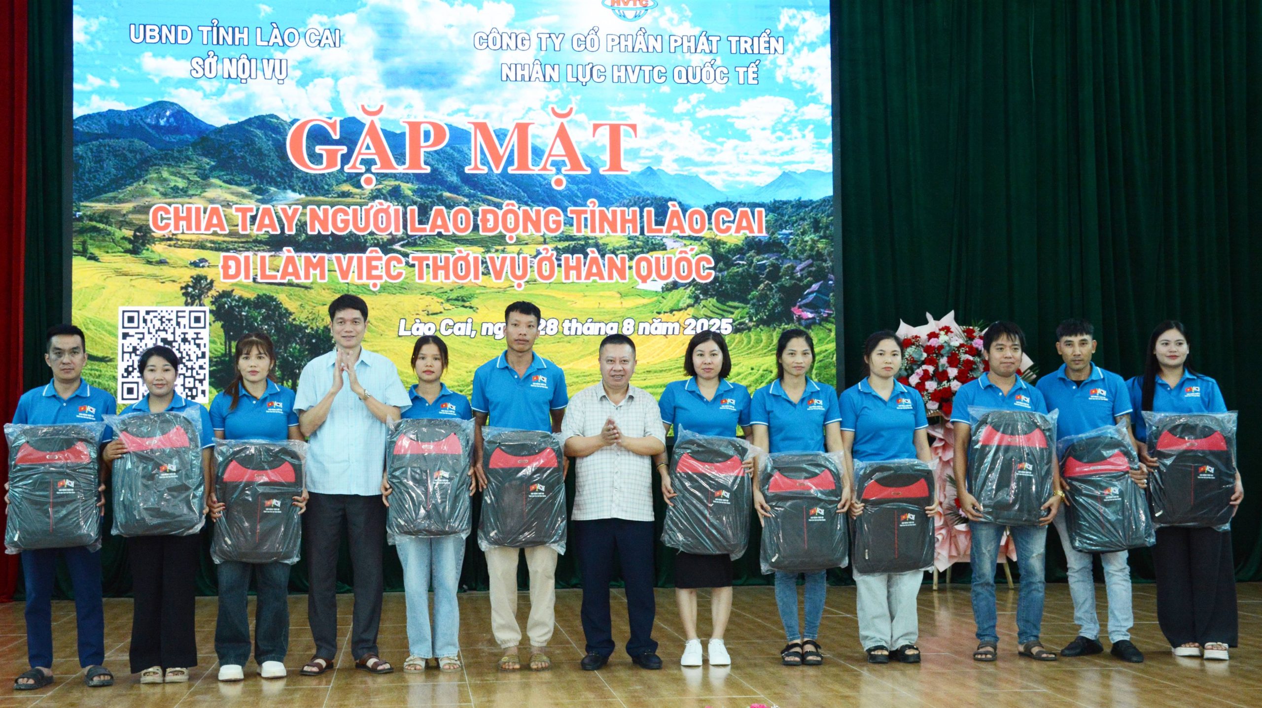 Gặp mặt, động viên 67 người lao động của tỉnh Lào Cai đi làm việc thời vụ tại Hàn Quốc 3 Lãnh đạo Sở Nội vụ tặng quà người lao động chuẩn bị đi xuất khẩu lao động.