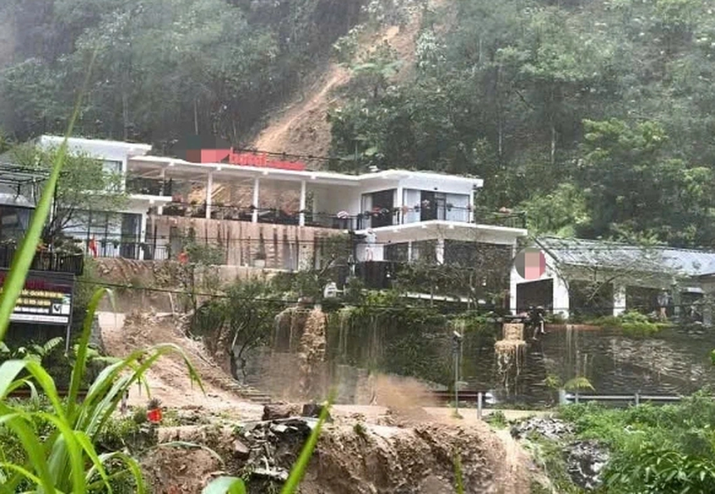 Nước lũ tràn qua khách sạn ở đèo Khau Phạ, cuốn trôi nhiều ao cá tầm và cá hồi 3 Nước lũ tràn về, cuốn trôi nhiều ao cá giống của khách sạn trên đèo Khau Phạ
