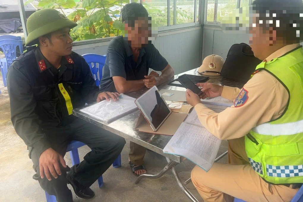 Tài xế giải thích lý do lái ô tô ngược chiều trên cao tốc Nội Bài – Lào Cai 4 Ông M. tại cơ quan công an (Ảnh: Công an cung cấp).