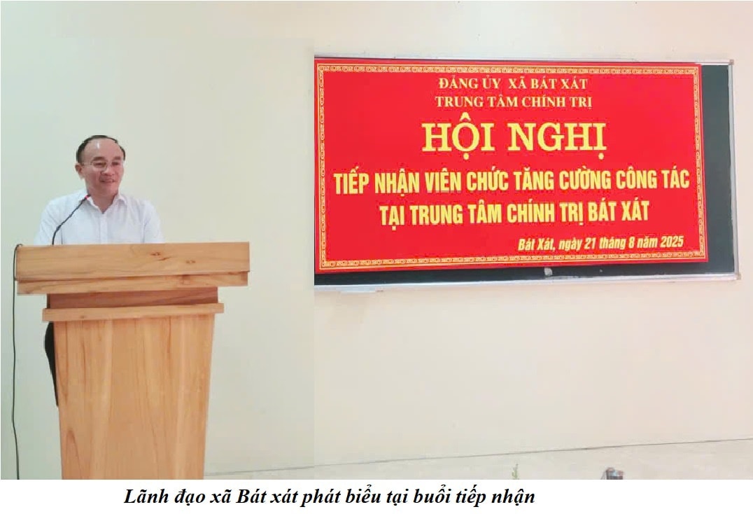 Tăng cường giảng viên lý luận chính trị tại Trung tâm Chính trị Bát Xát 1 Lãnh đạo xã bát Xát phát biểu tại buổi tiếp nhận. (Ảnh truyền thông khu vực Bát Xát)