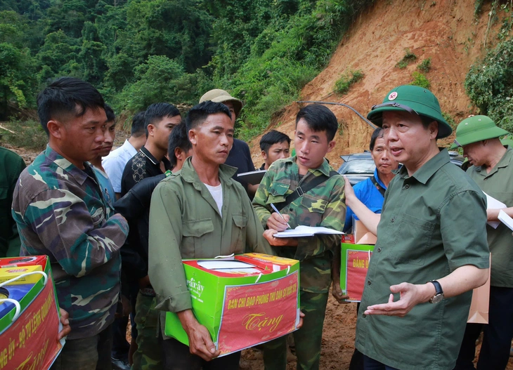 Phó thủ tướng Trần Hồng Hà thăm hỏi, động viên người dân vùng lũ Điện Biên - Ảnh: VGP