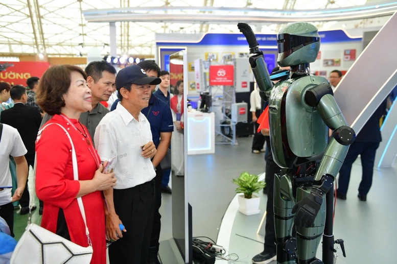 Người dân tương tác với robot trước không gian triển lãm của Bộ KH&CN, nằm trong khuôn khổ Triển lãm "80 năm hành trình độc lập - tự do - hạnh phúc"