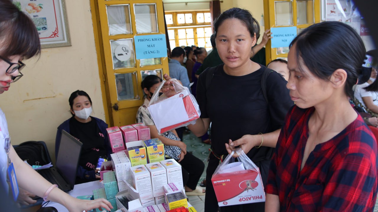 Người dân nhận thuốc miễn phí sau khi được khám 