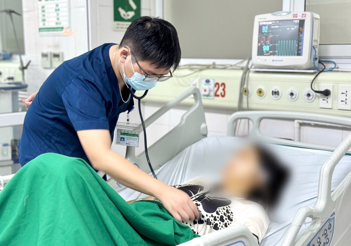 Nhiều ca sốt rét ác tính nguy kịch sau khi trở về từ châu Phi 2 Bác sĩ kiểm tra sức khoẻ cho bệnh nhân sốt rét.