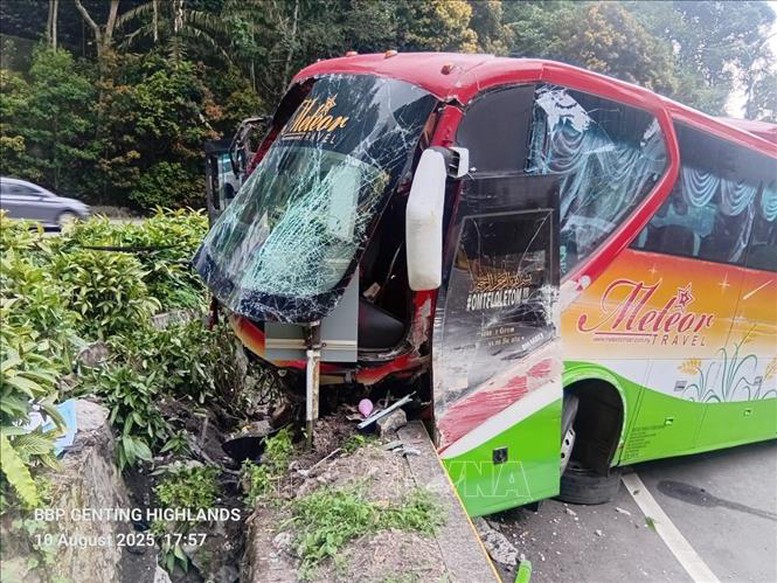 Hiện trường vụ tai nạn xe buýt chở khách du lịch Việt Nam tại Pahang, Malaysia - Ảnh: TTXVN