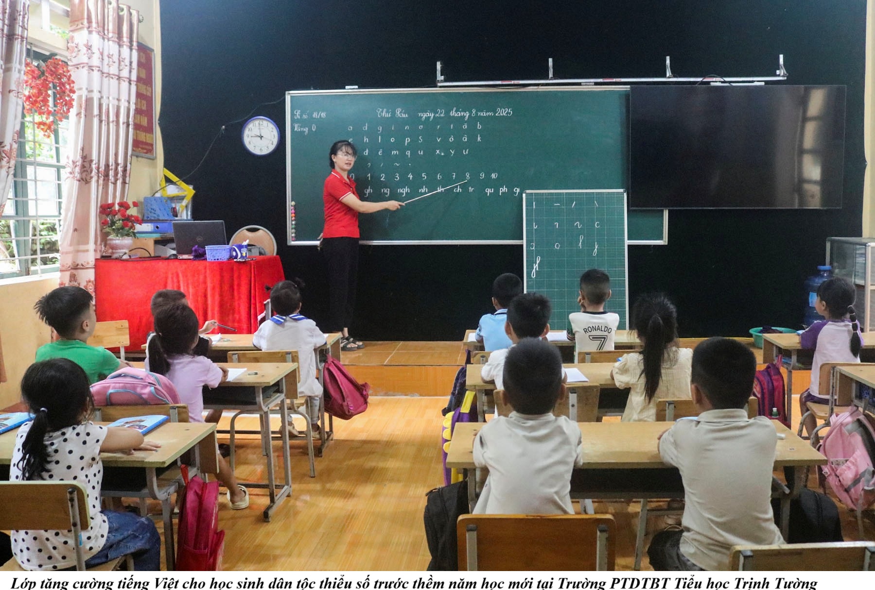 Lớp tăng cường tiếng Việt cho học sinh dân tộc thiểu số trước thềm năm học mới tại Trường PTDTBT Tiểu học Trịnh Tường. (Ảnh truyền thông khu vực Bát Xát)