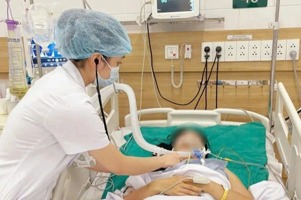 Bệnh nhân phải thở máy sau tiêm botox làm đẹp (Ảnh: Bệnh viện cung cấp).
