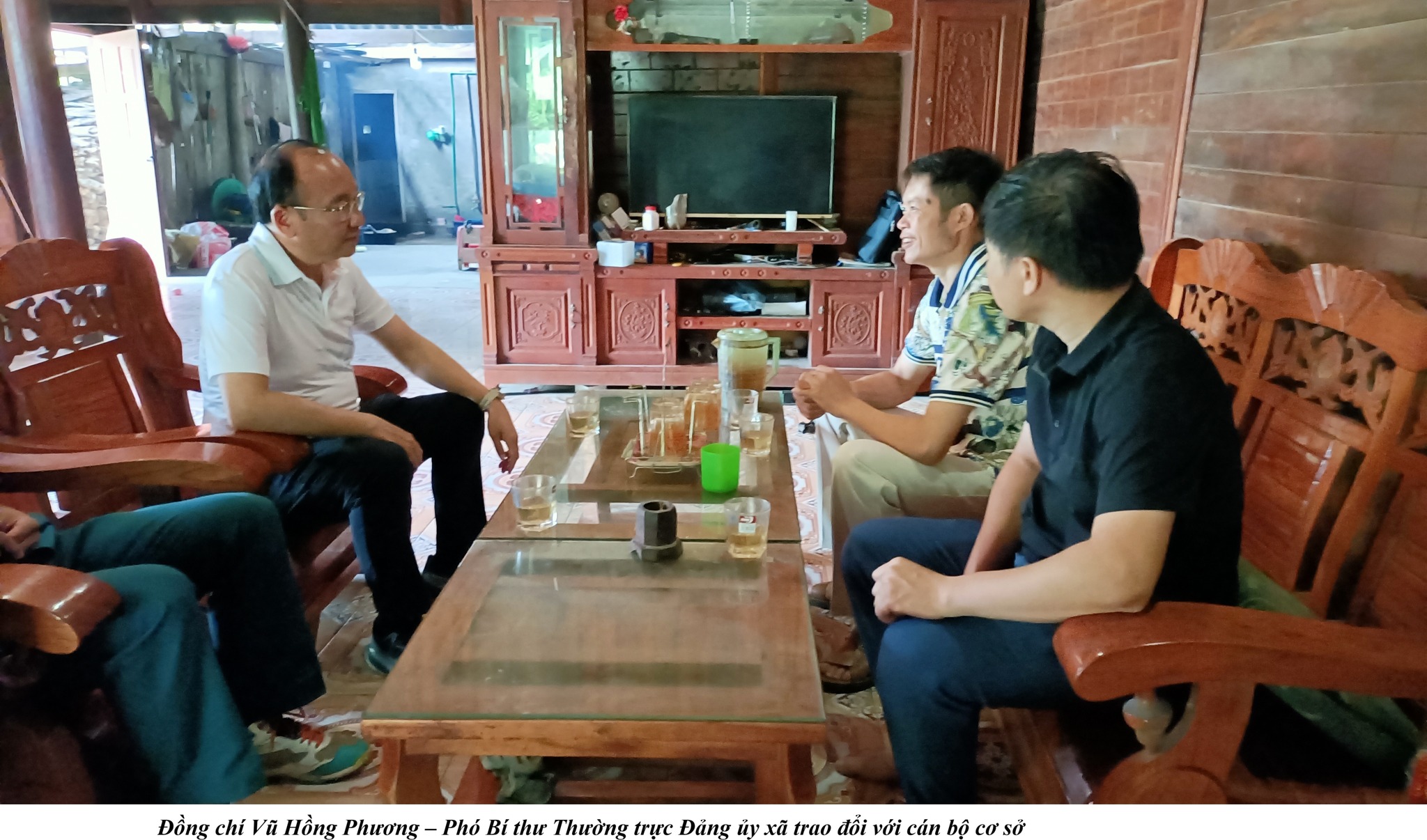 Đồng chí Vũ Hồng Phương - Phó Bí thư Thường trực ủy ban xã trao đổi với cán bộ cơ sở, (Ảnh truyền thông khu vực Bát Xát)
